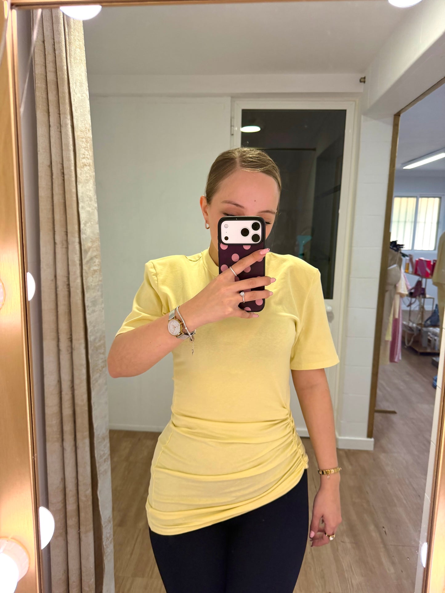 Camiseta Shoulder Chic Amarilla